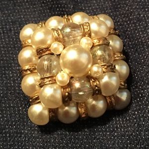 pin in pearls and cristal.base golden. vintage